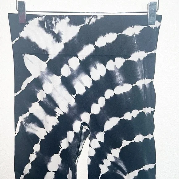 PINK Victoria’s Secret Seamless Black And White Tie Dye Leggings - Picture 10 of 10